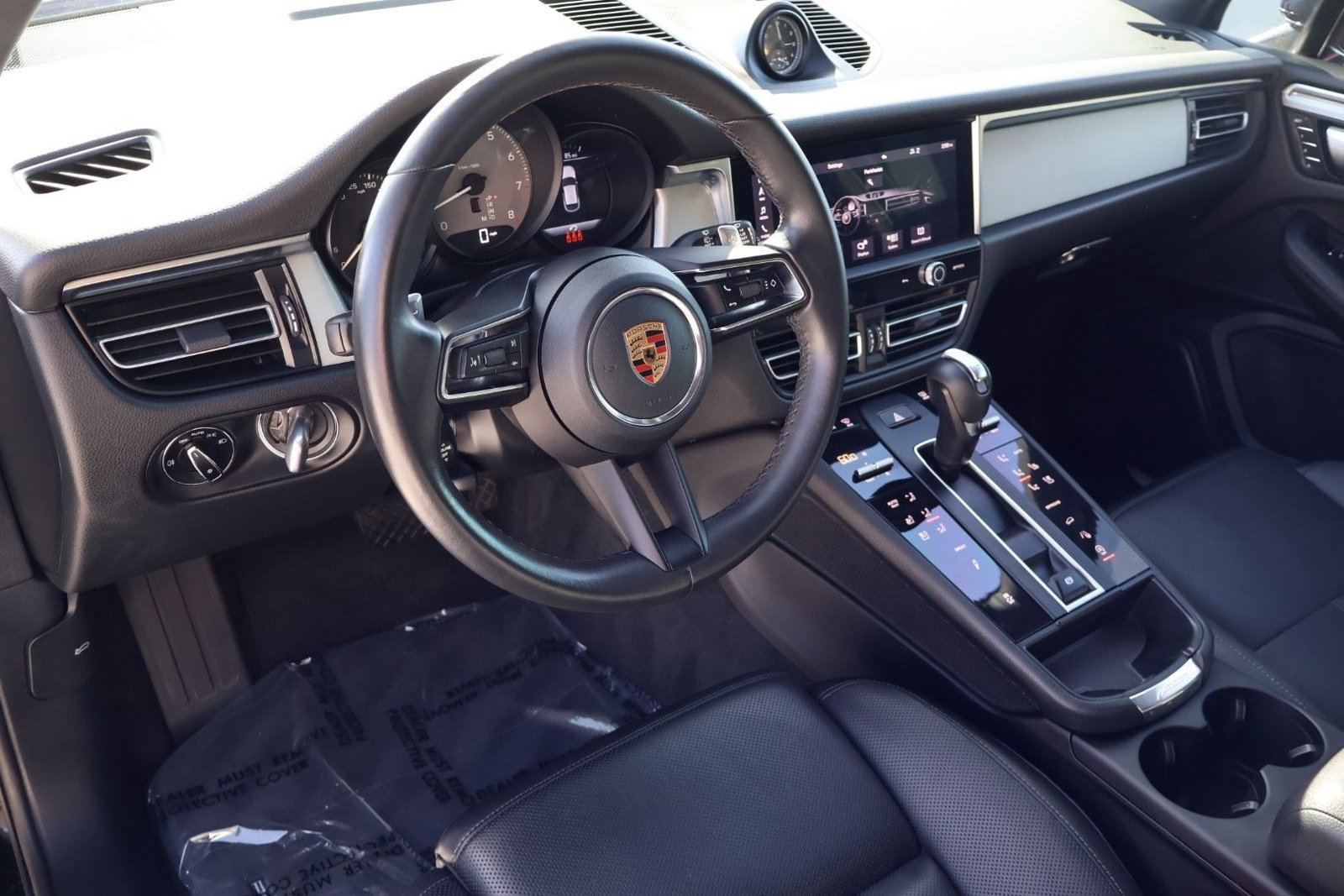 Certified 2025 Porsche Macan image 4