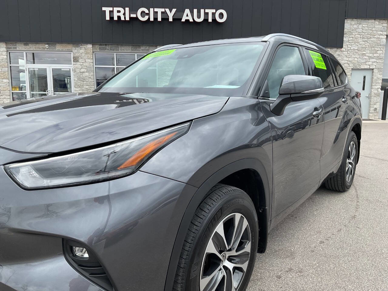 Used 2021 Toyota Highlander XLE AWD/4WD image 2