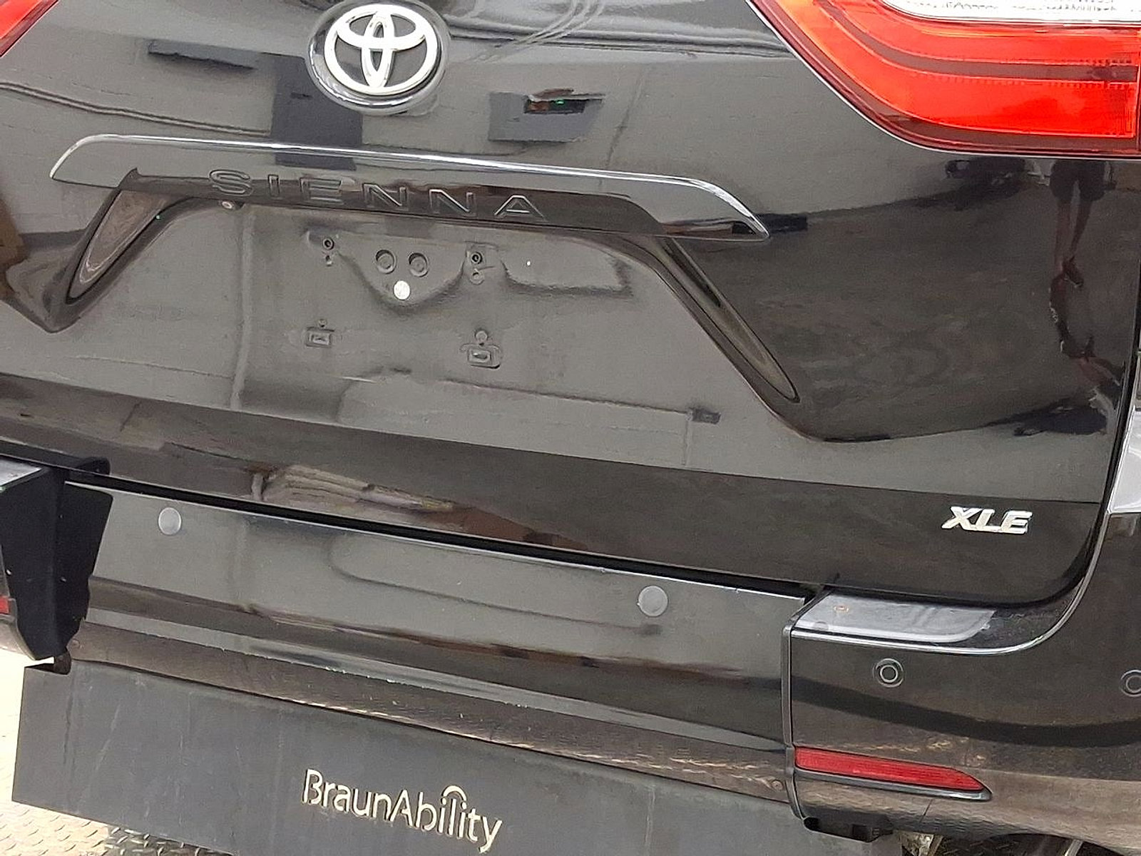 Used 2015 Toyota Sienna XLE w/ XLE Navigation Package image 24