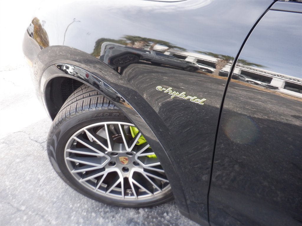 Used 2023 Porsche Cayenne Platinum Edition image 26