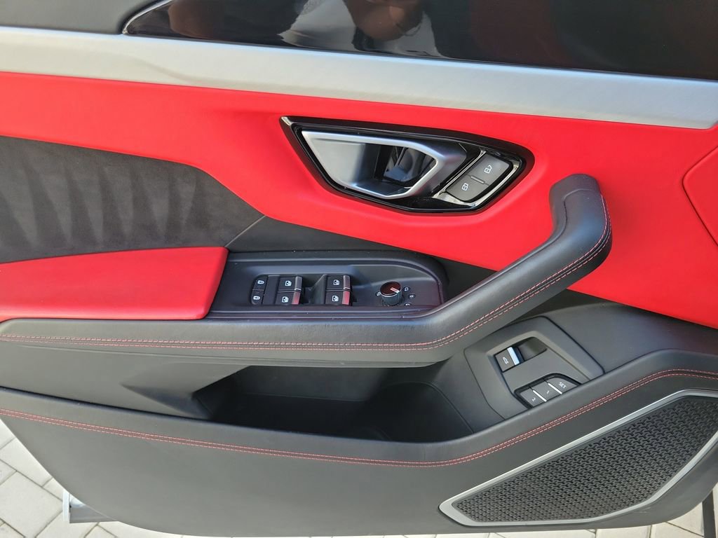 Used 2022 Lamborghini Urus AWD/4WD image 17