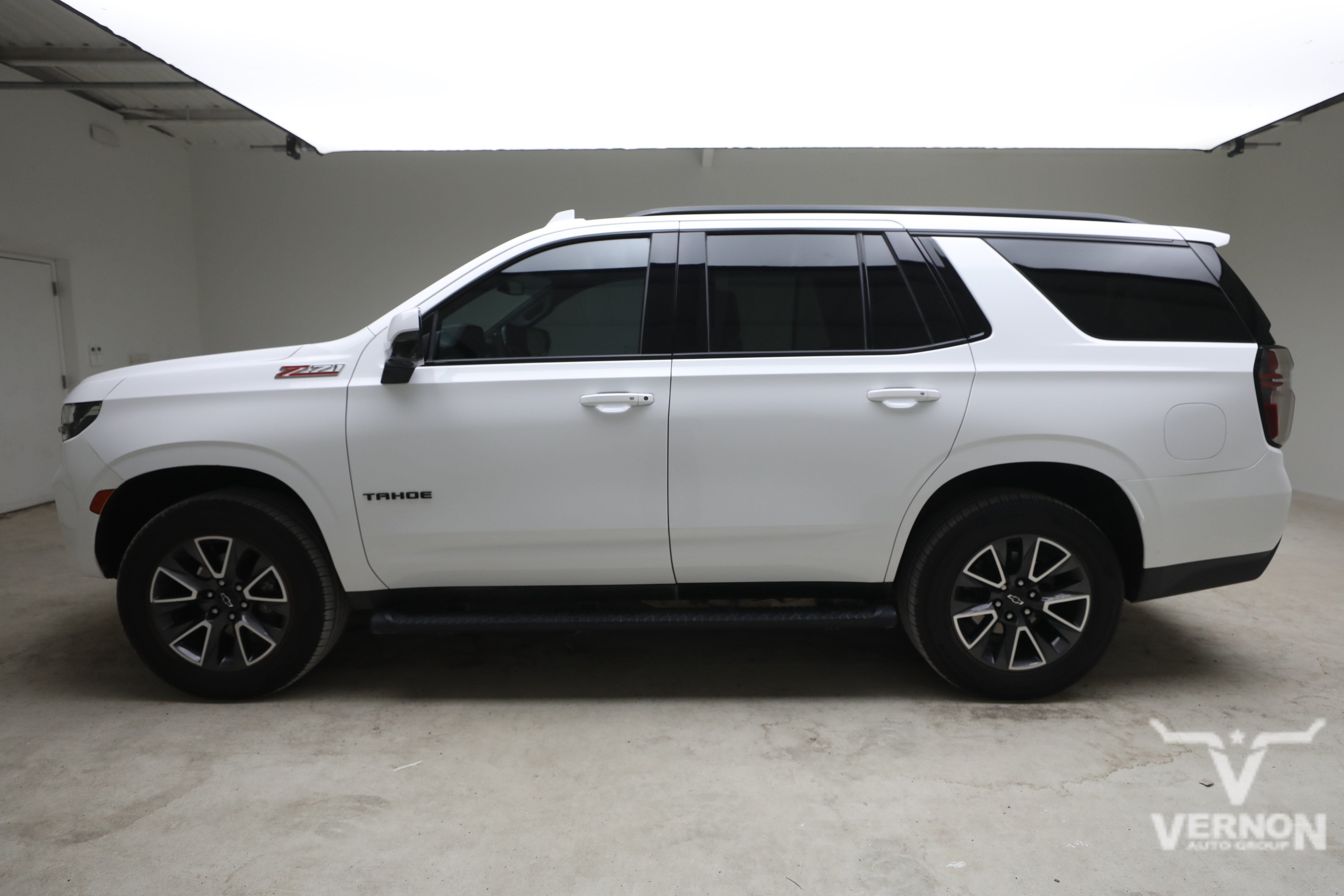 Used 2022 Chevrolet Tahoe Z71 w/ Luxury Package AWD/4WD image 2