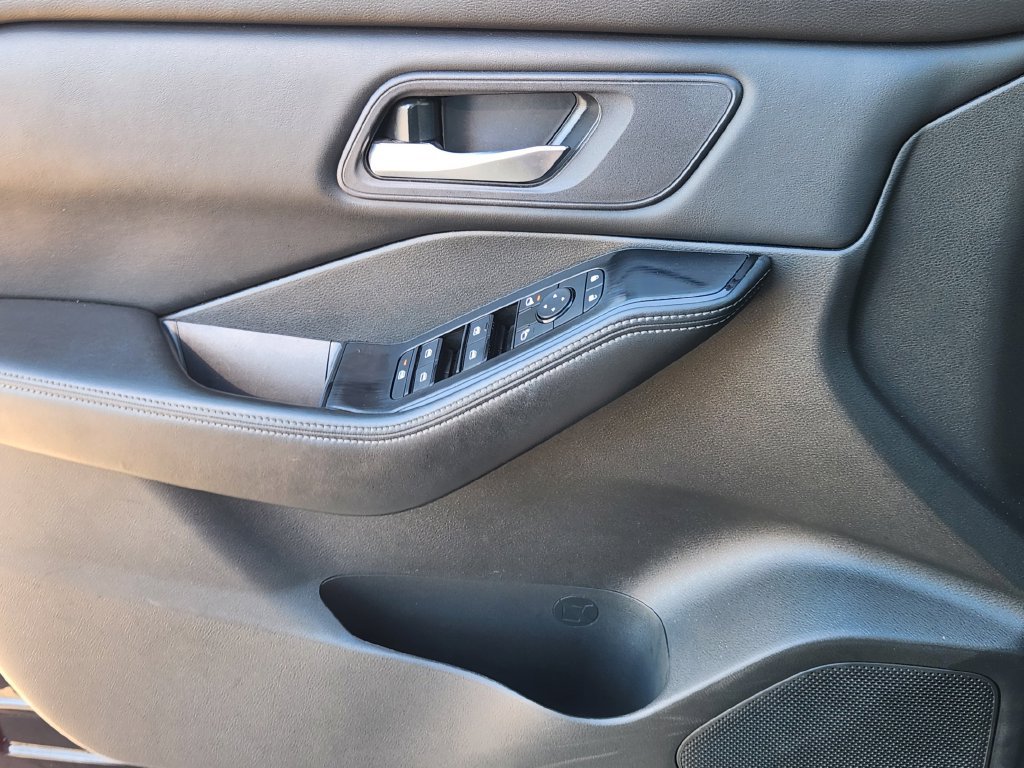 Used 2024 Nissan Rogue SV FWD image 19