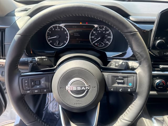 Used 2025 Nissan Pathfinder SL FWD image 11