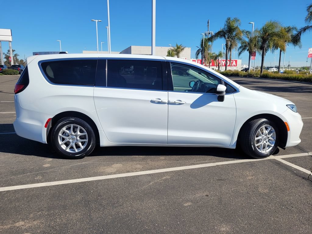 Used 2023 Chrysler Pacifica Touring-L FWD image 3