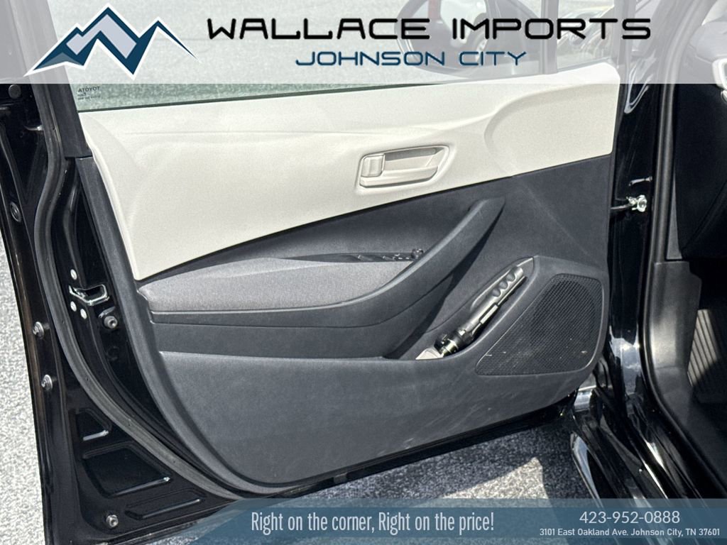 Used 2025 Toyota Corolla LE FWD image 13