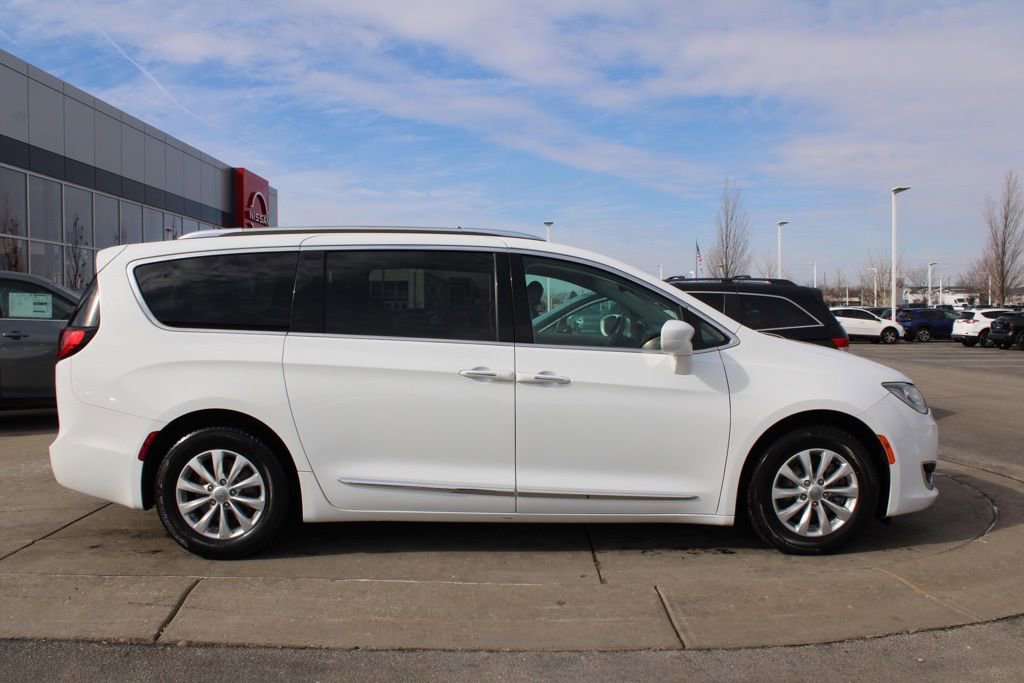 Used 2019 Chrysler Pacifica Touring-L image 6