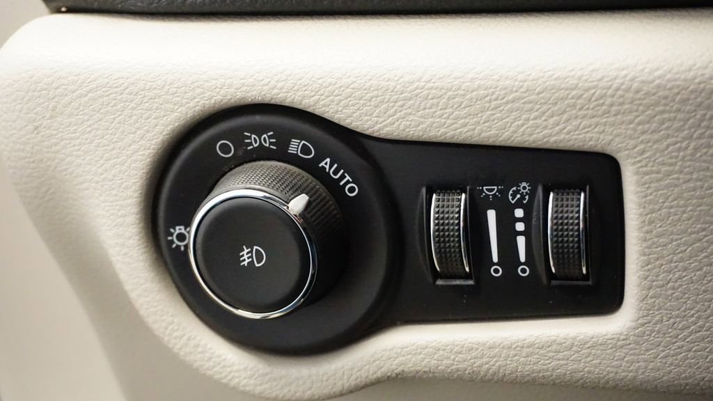 Used 2023 Chrysler Pacifica Limited image 24