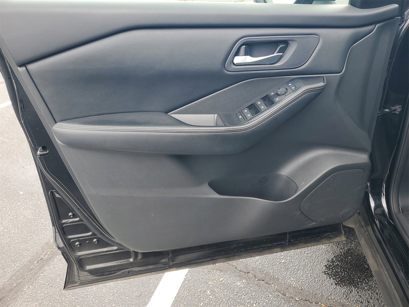 Used 2024 Nissan Rogue SV image 8