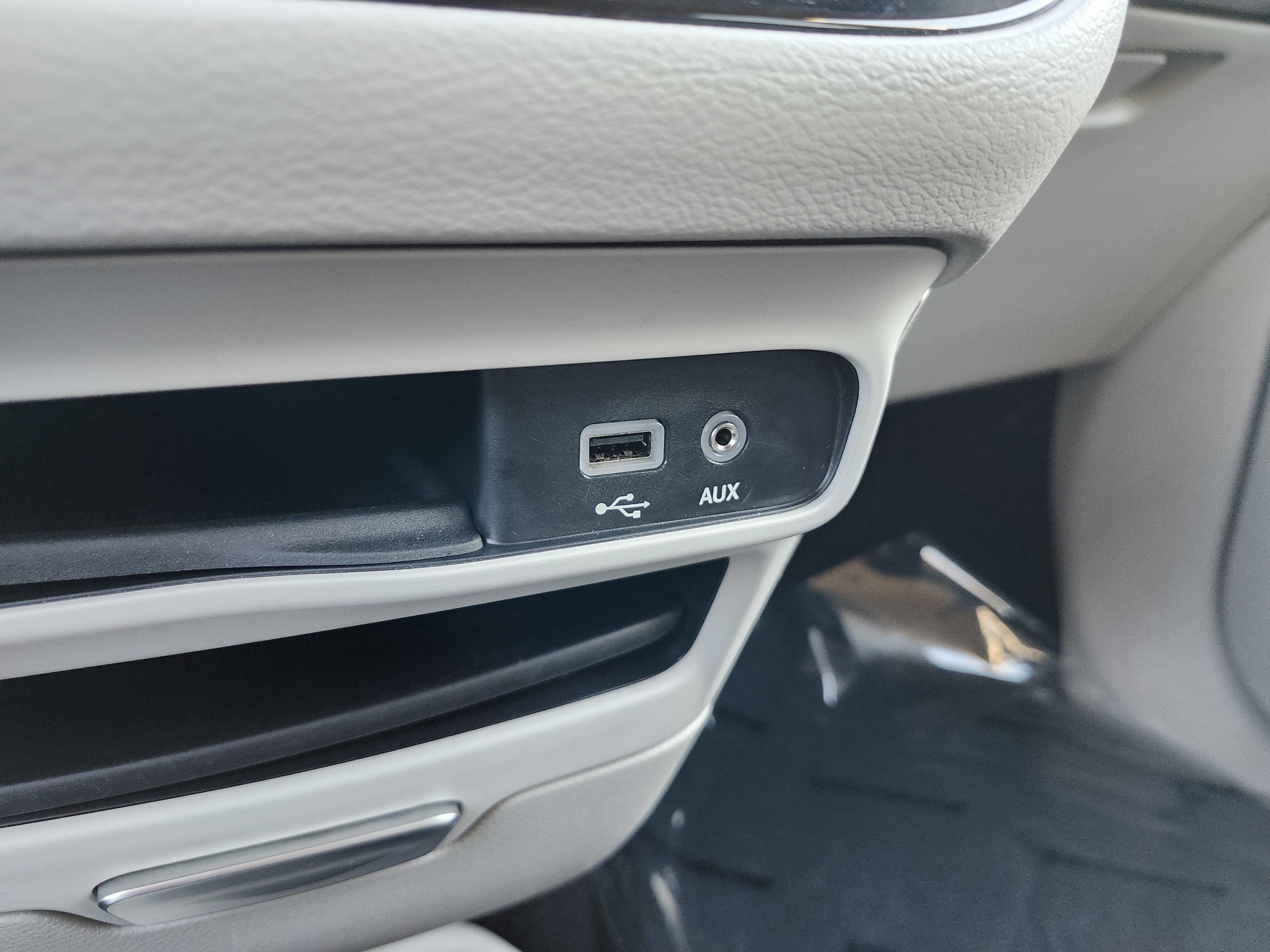 Used 2019 Chrysler Pacifica Touring-L FWD image 9