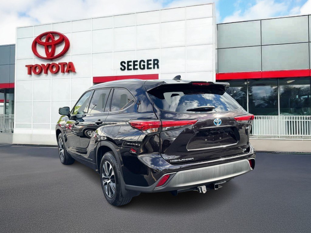 Used 2021 Toyota Highlander XLE AWD/4WD image 9