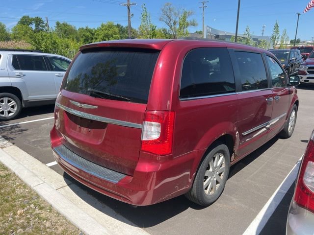 Used 2012 Chrysler Town & Country Touring-L w/ Entertainment Group #2 FWD image 4