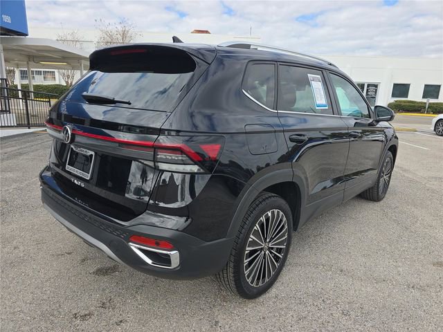 Used 2025 Volkswagen Taos SE image 3