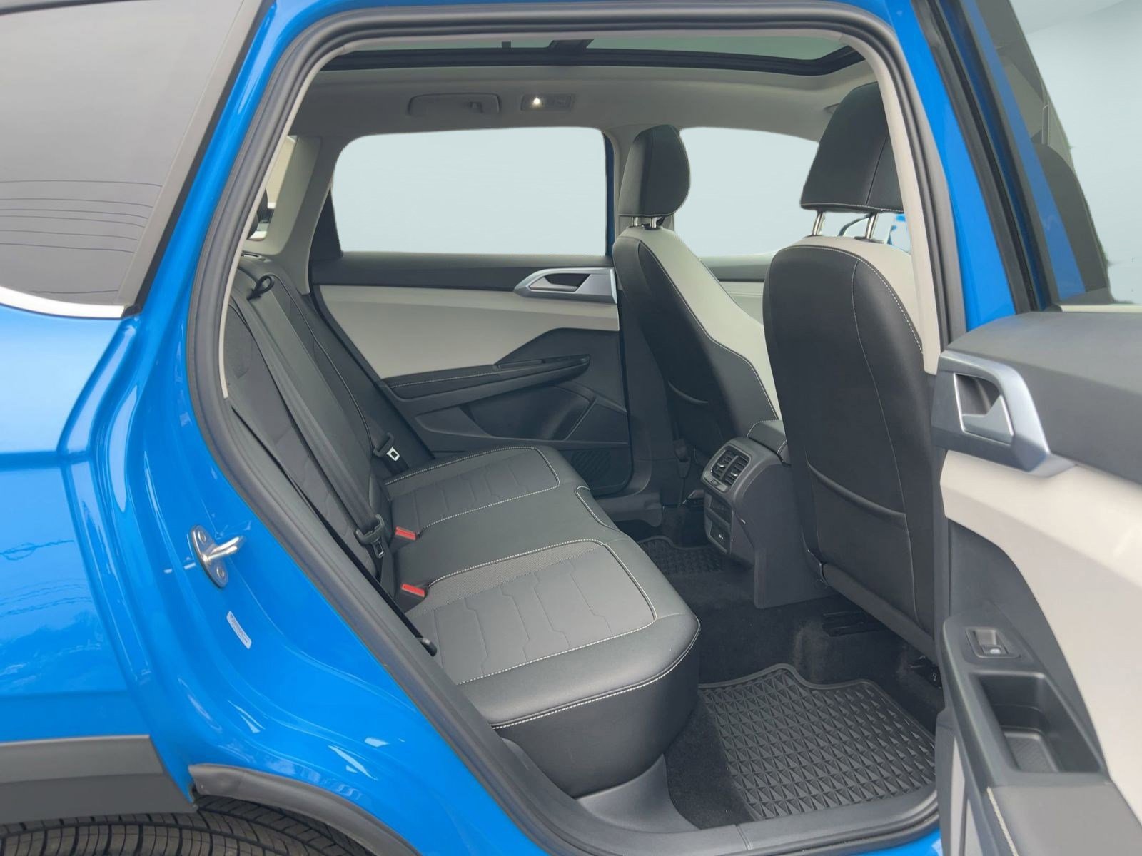 Certified 2025 Volkswagen Taos SE w/ Panoramic Sunroof Package image 26