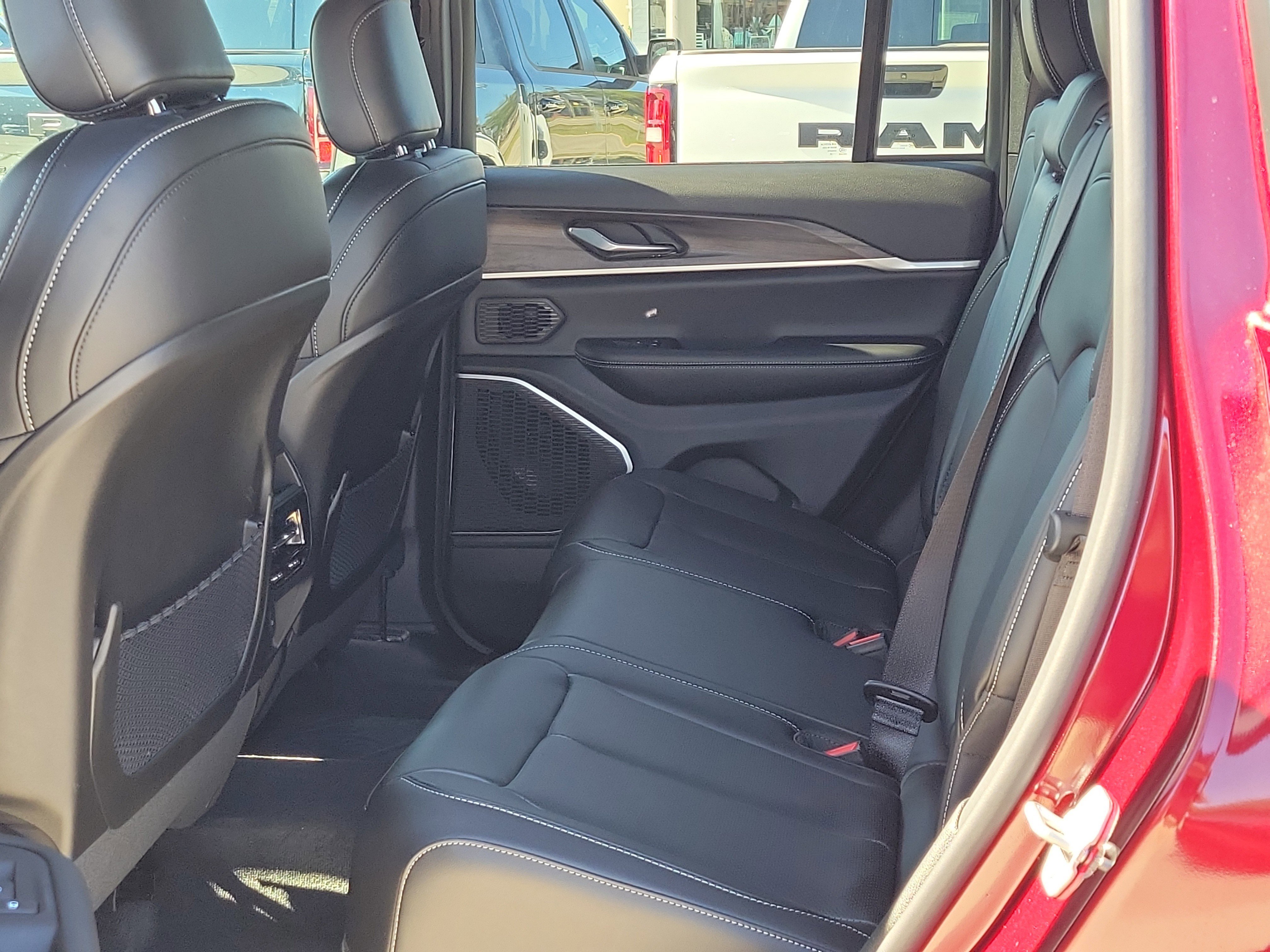 New 2026 Jeep Grand Cherokee Limited w/ Luxury Tech Group II RWD image 12