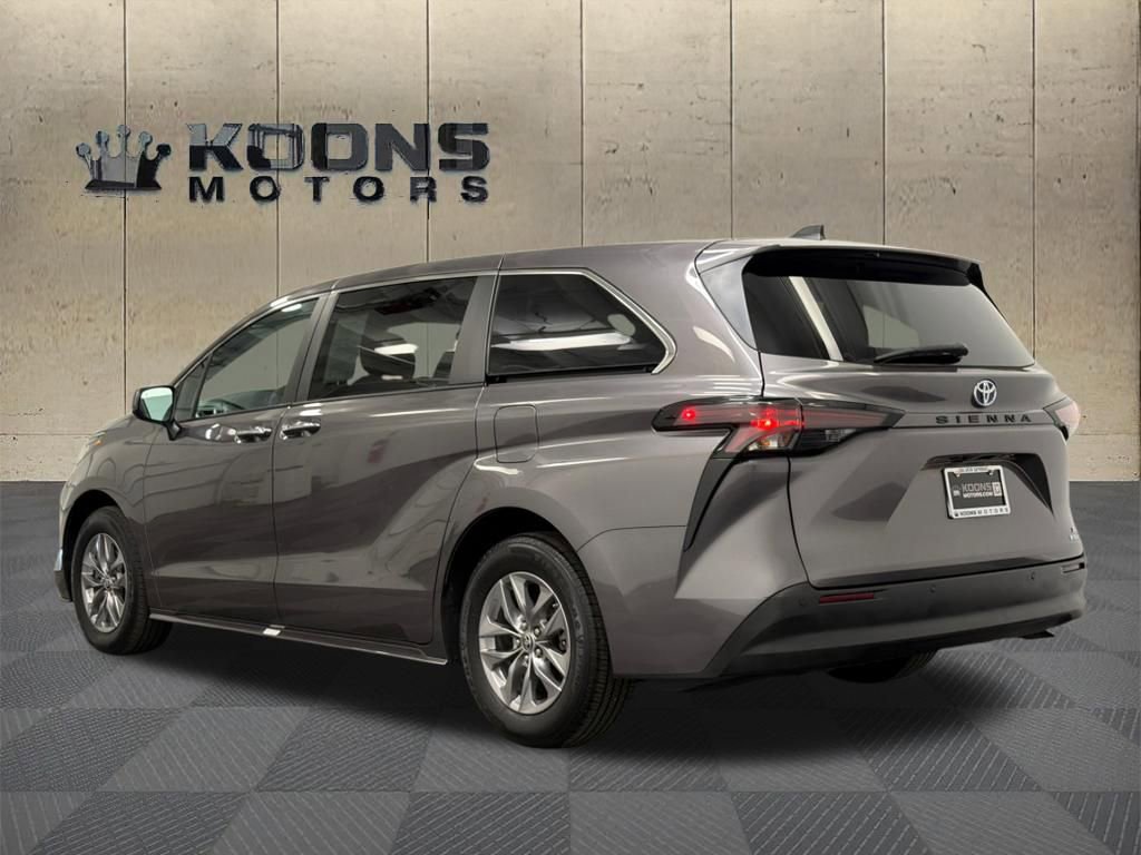 Used 2023 Toyota Sienna XLE FWD image 6