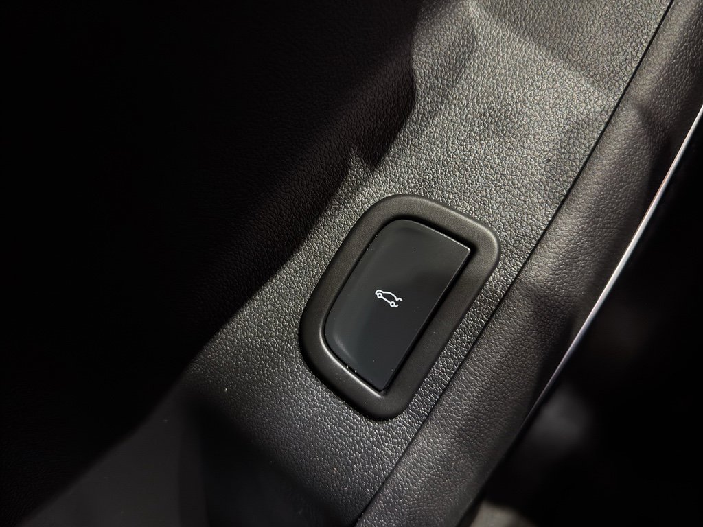 Used 2025 Chevrolet Traverse RS image 38