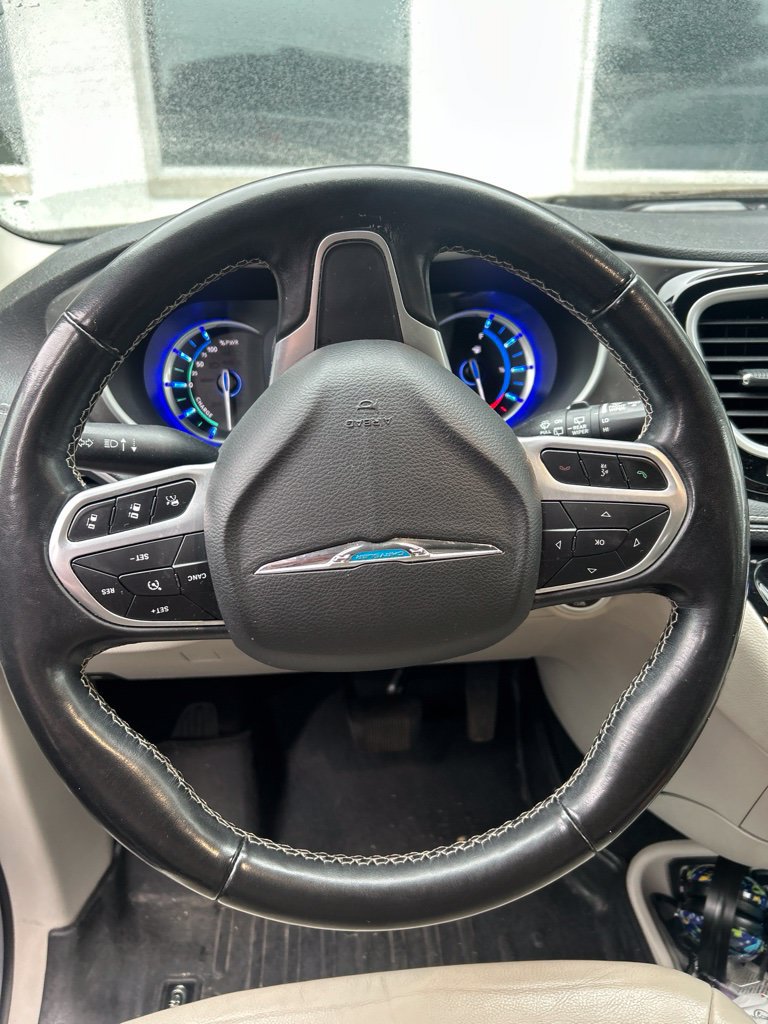 Used 2021 Chrysler Pacifica Touring-L FWD image 2