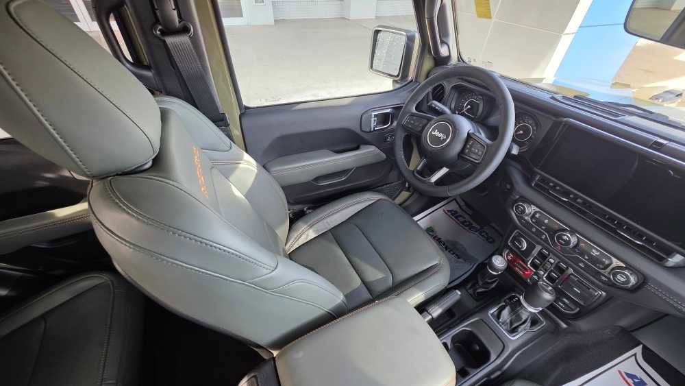 Used 2025 Jeep Gladiator Mojave w/ Convenience Group AWD/4WD image 22