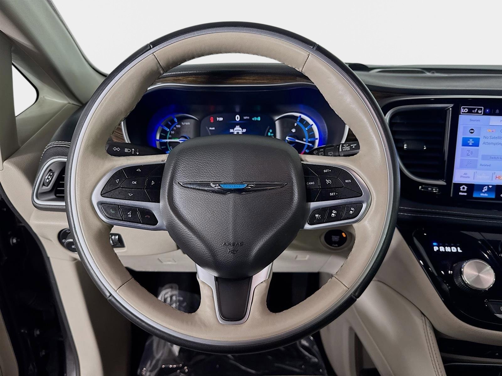 Used 2021 Chrysler Pacifica Limited w/ Uconnect Theater Family Group image 13