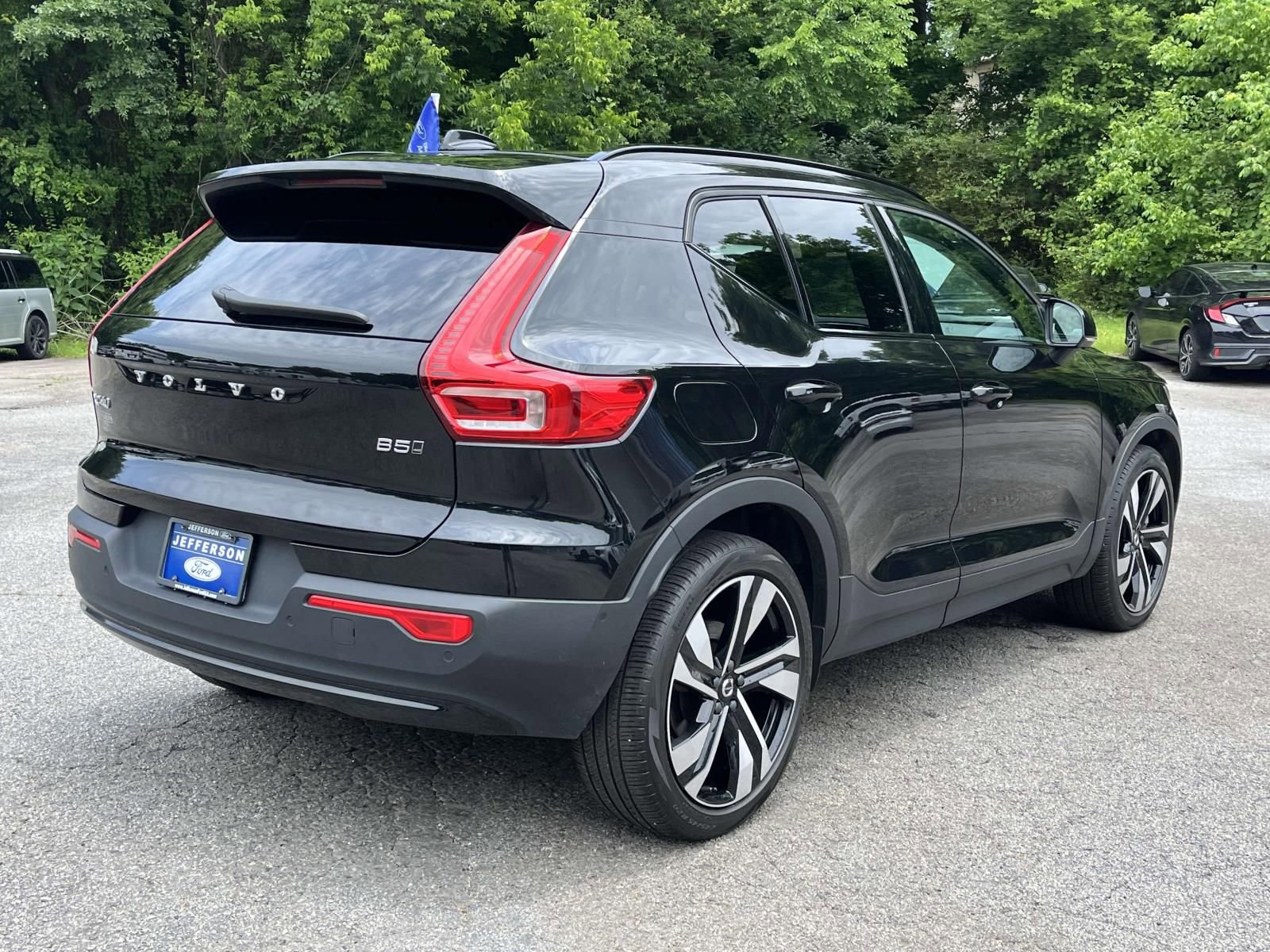 Used 2025 Volvo XC40 B5 Plus AWD/4WD image 3