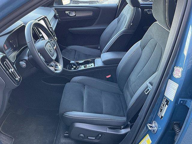 Certified 2025 Volvo XC40 B5 Plus AWD/4WD image 15