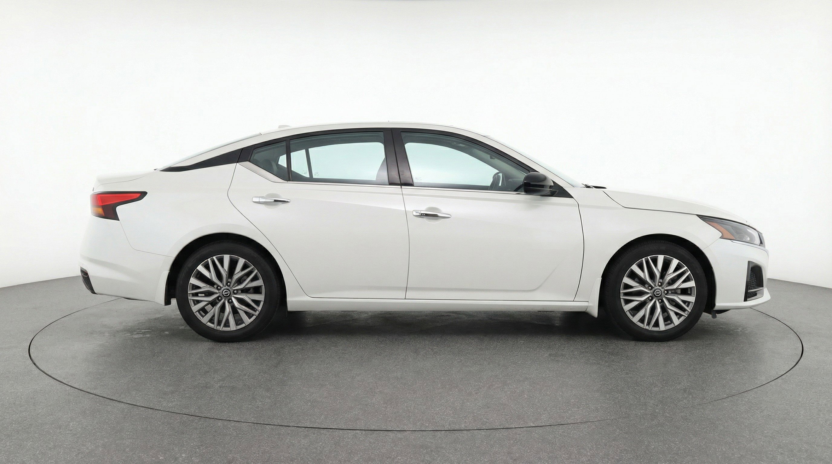 Used 2025 Nissan Altima 2.5 SV image 11