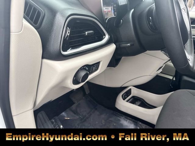Used 2023 Chrysler Voyager LX image 21