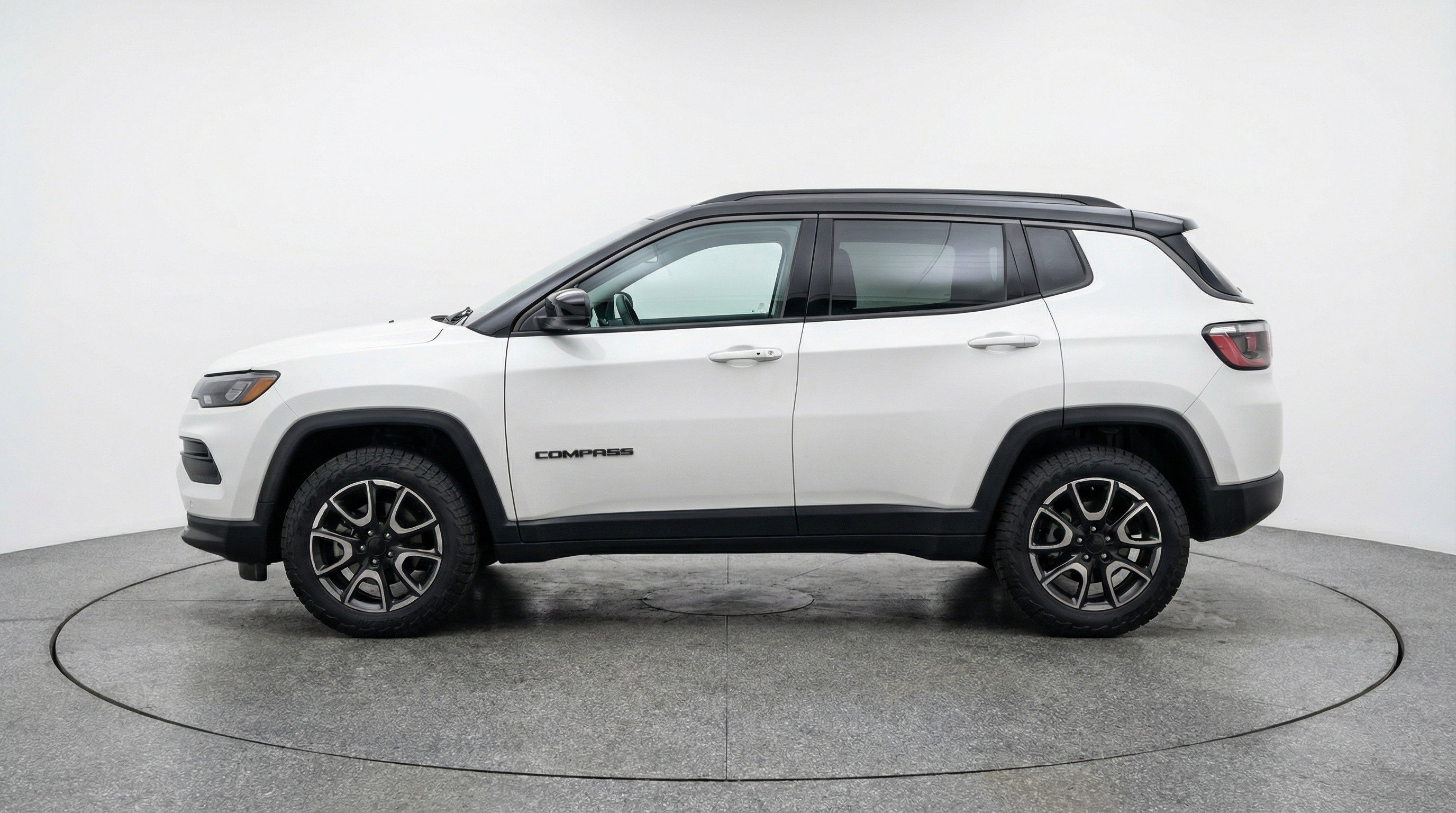 Used 2025 Jeep Compass Trailhawk image 5