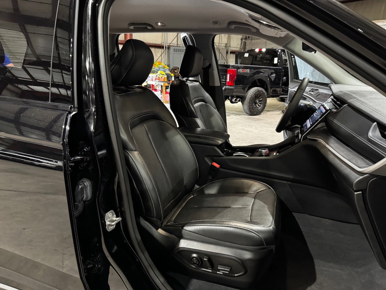 Used 2023 Jeep Grand Cherokee Limited w/ Luxury Tech Group II image 27