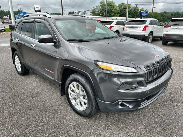 Used 2017 Jeep Cherokee Latitude w/ Cold Weather Group AWD/4WD image 10