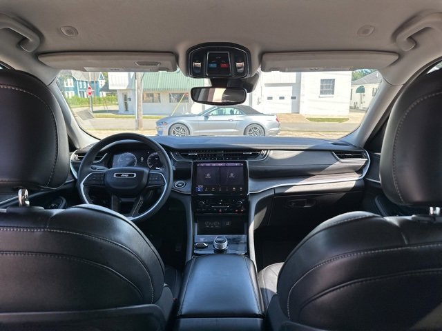 Used 2023 Jeep Grand Cherokee Limited w/ Black Appearance Package image 41
