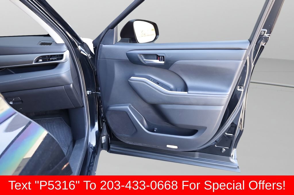Used 2023 Toyota Highlander XLE AWD/4WD image 17