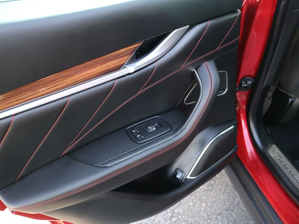 Used 2020 Maserati Levante GranLusso image 13