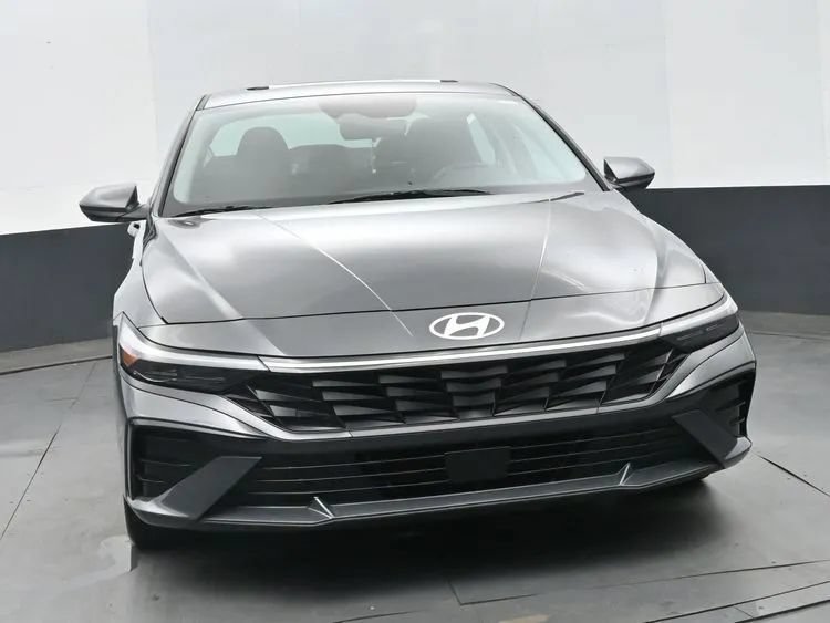 Used 2025 Hyundai Elantra SEL FWD image 3