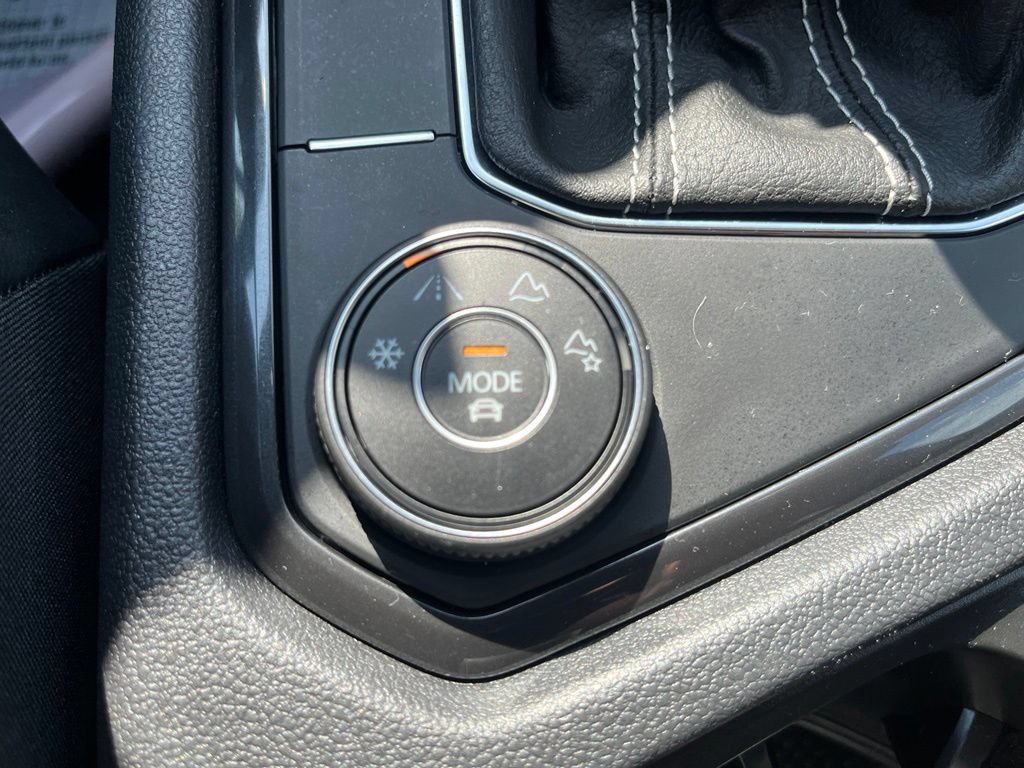 Certified 2024 Volkswagen Tiguan SE R-Line AWD/4WD image 16