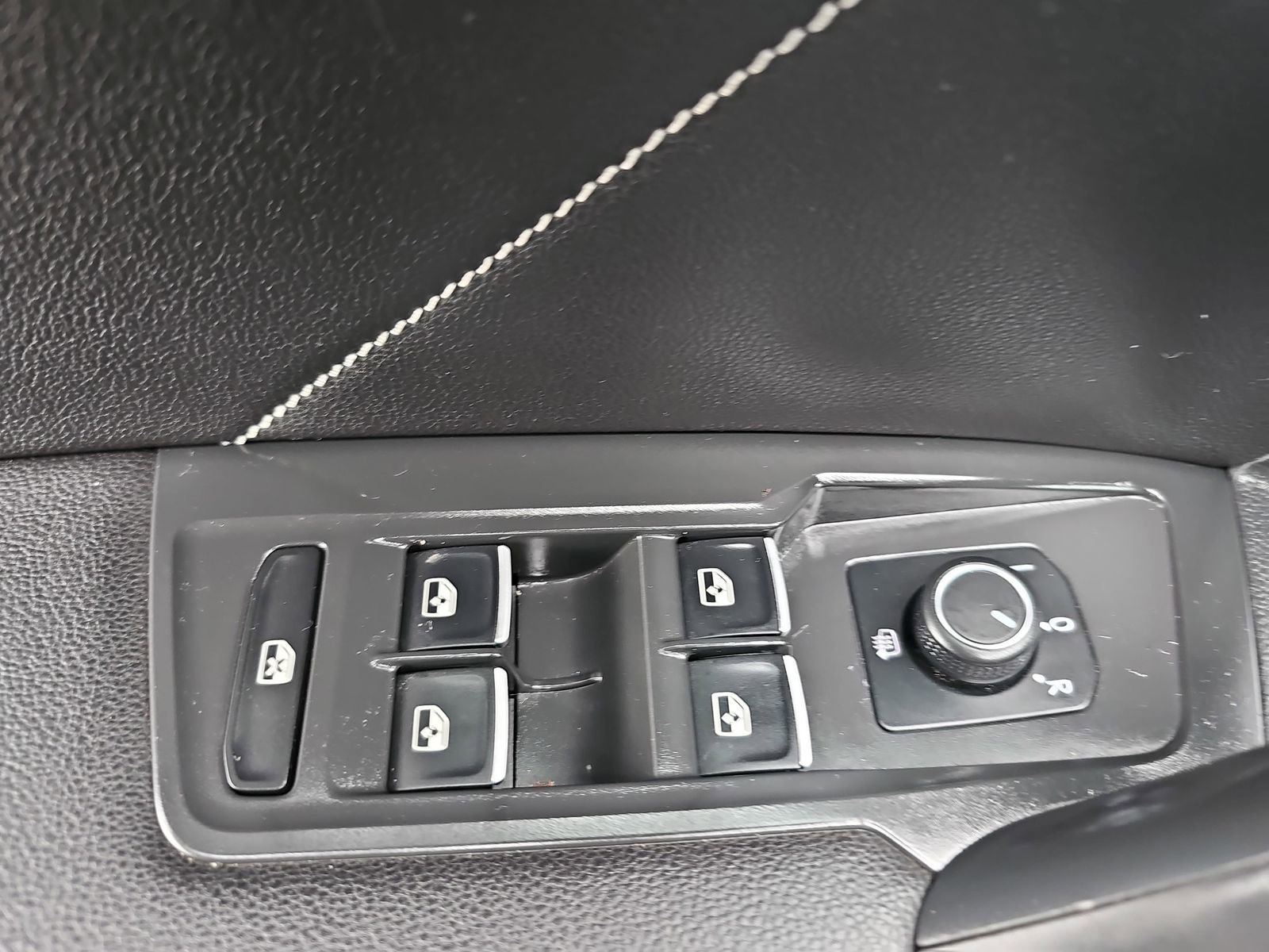 Used 2022 Volkswagen Tiguan SE R-Line image 29