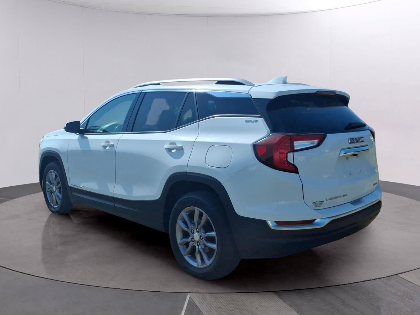 Used 2023 GMC Terrain SLT AWD/4WD image 3