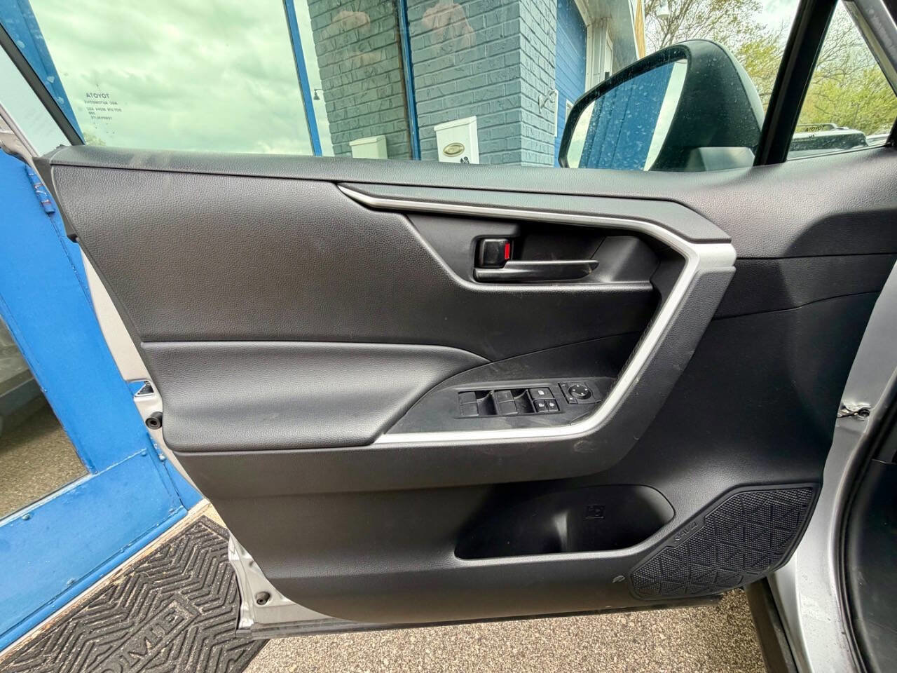 Used 2020 Toyota RAV4 LE AWD/4WD image 47