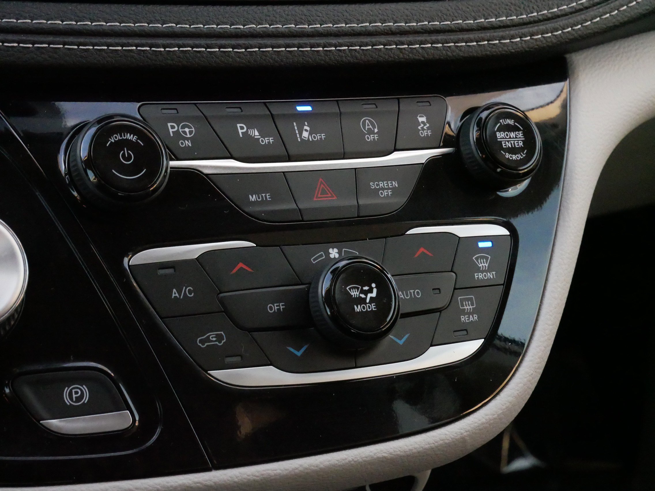 Used 2024 Chrysler Pacifica Touring-L w/ Road Tripper Package image 23