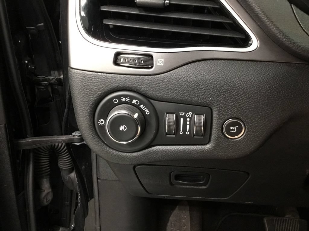 Used 2019 Jeep Cherokee Limited AWD/4WD image 12
