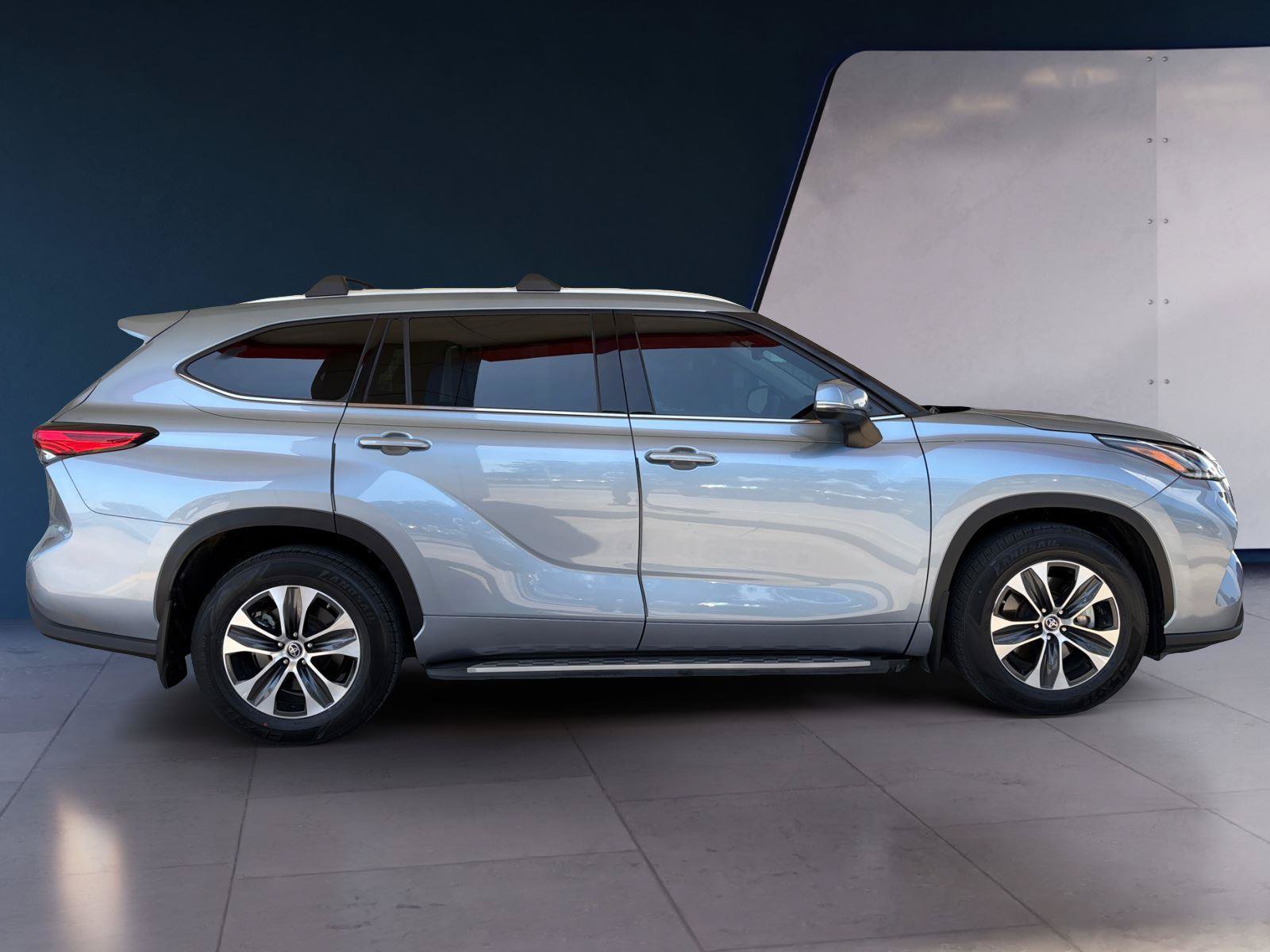 Used 2021 Toyota Highlander XLE FWD image 6