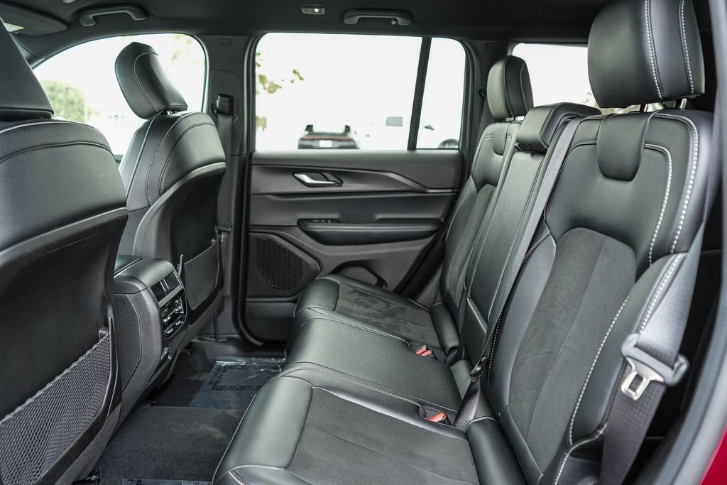 Used 2025 Jeep Grand Cherokee Altitude AWD/4WD image 19
