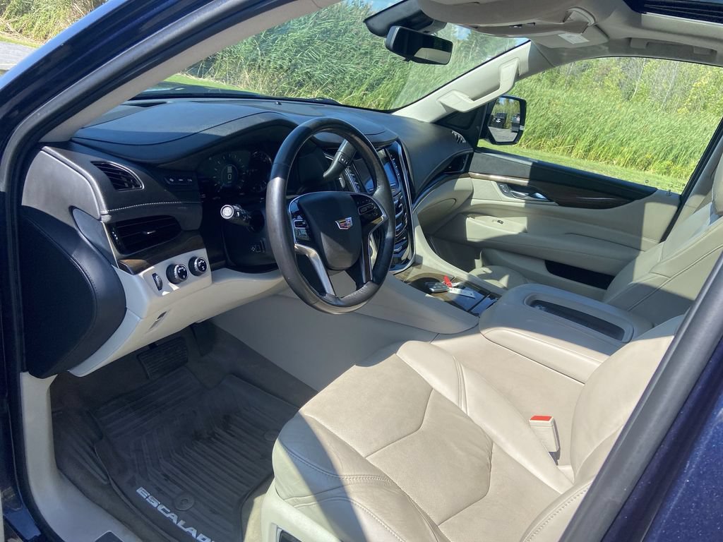 Certified 2020 Cadillac Escalade Premium Luxury AWD/4WD image 17