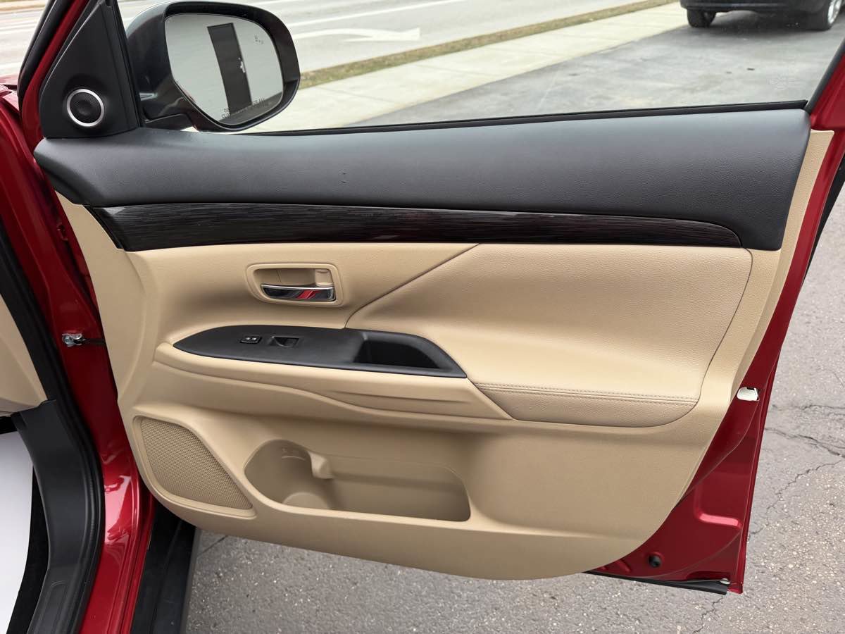 Used 2018 Mitsubishi Outlander SEL image 22
