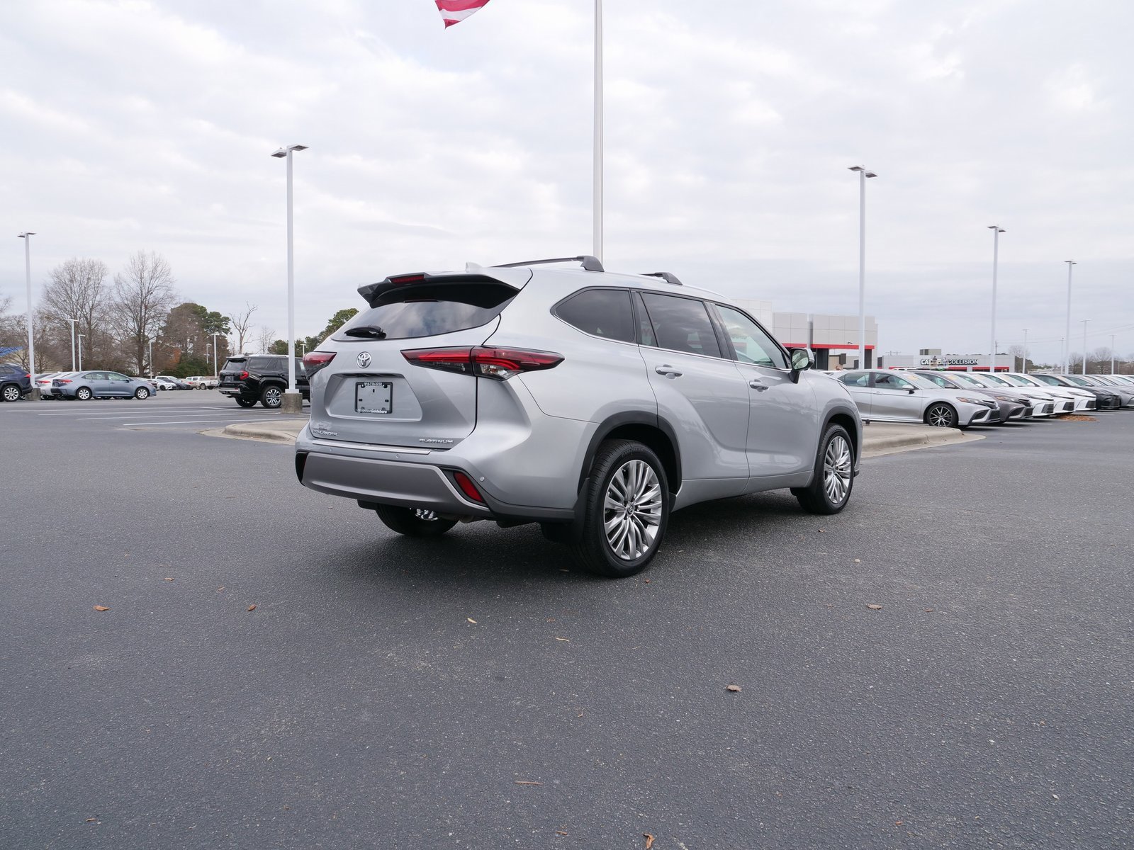 Used 2024 Toyota Highlander Platinum image 3