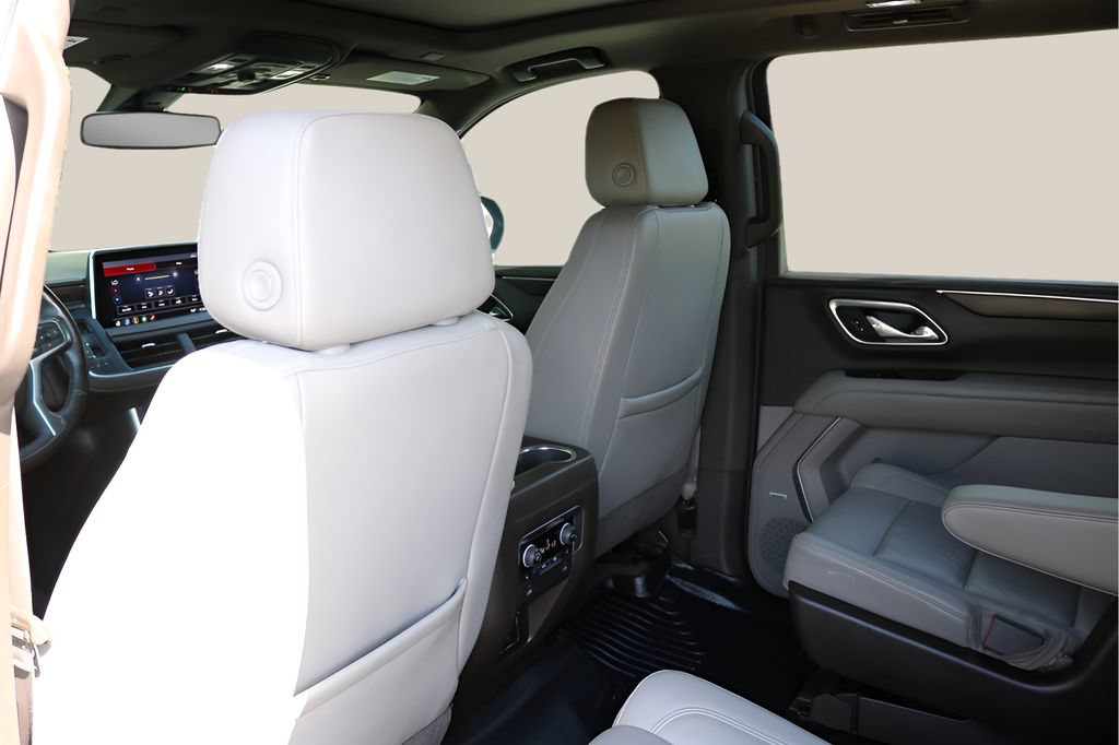 Used 2021 Chevrolet Suburban Z71 w/ Luxury Package AWD/4WD image 17