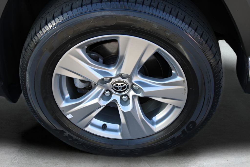 Used 2023 Toyota RAV4 XLE AWD/4WD image 2