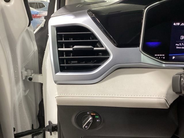 Certified 2025 Volkswagen Taos SE image 11