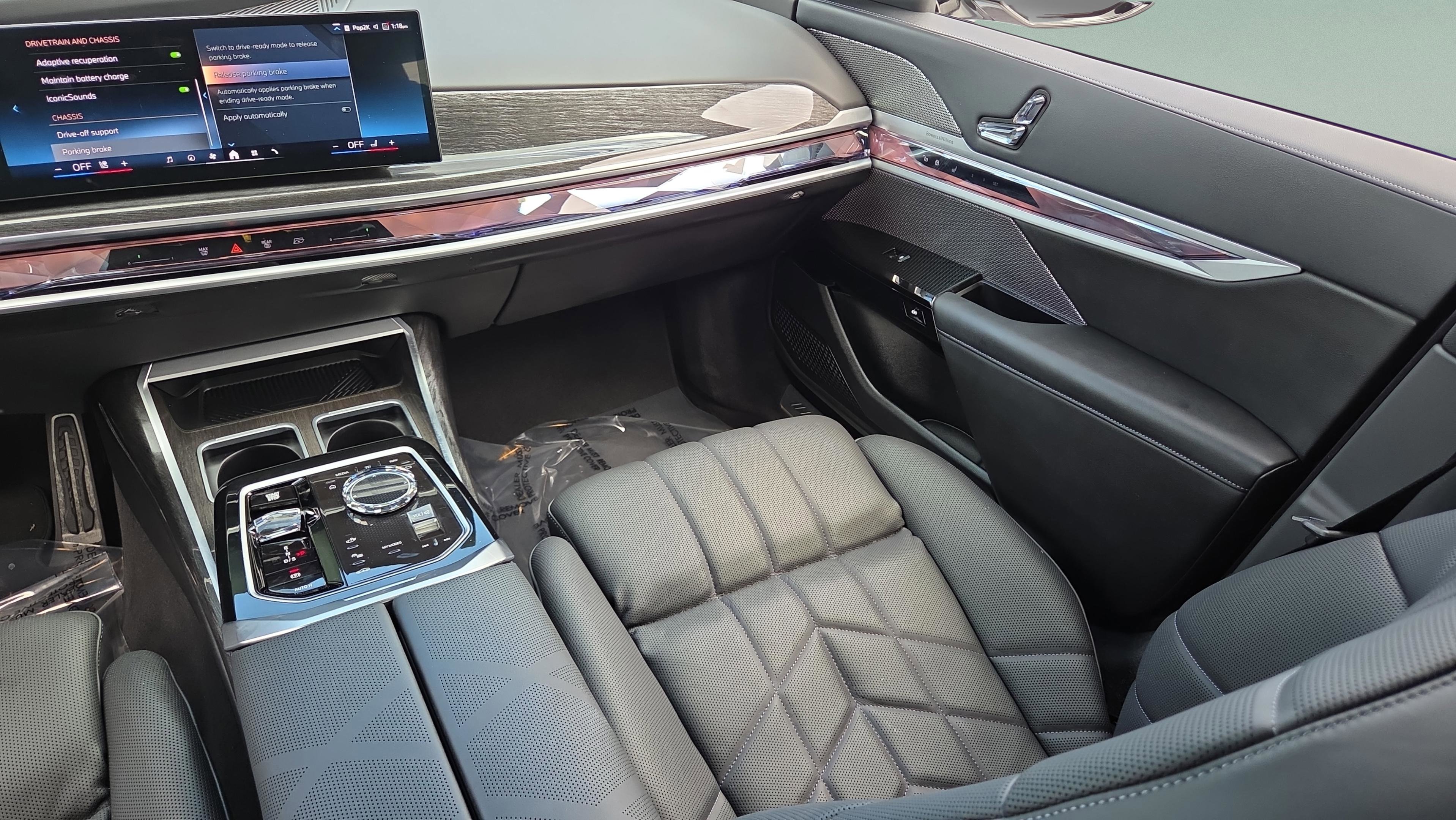 Used 2026 BMW 750e xDrive w/ Luxury Rear Seating Package AWD/4WD image 13